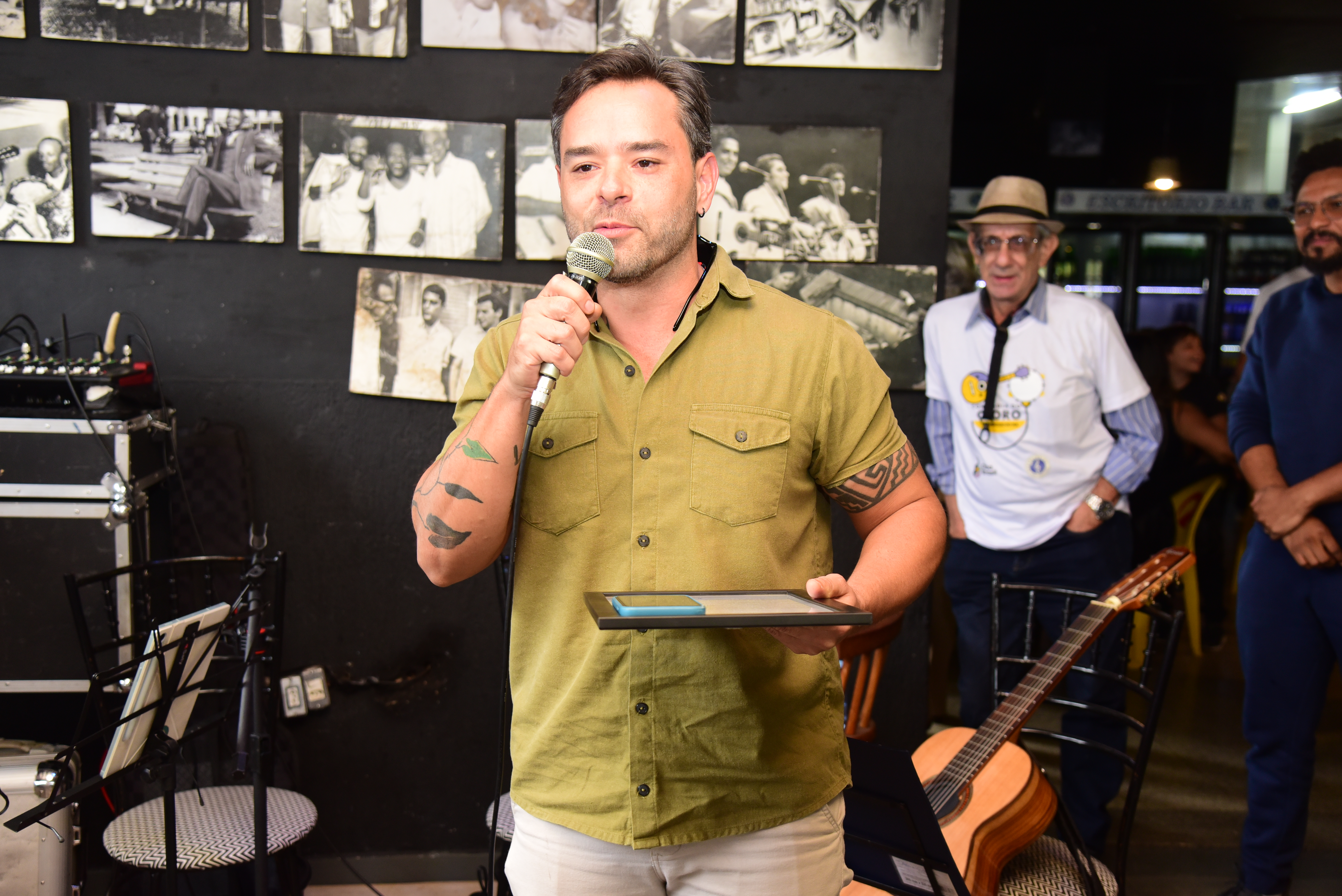 Ilustração lateral esquerda